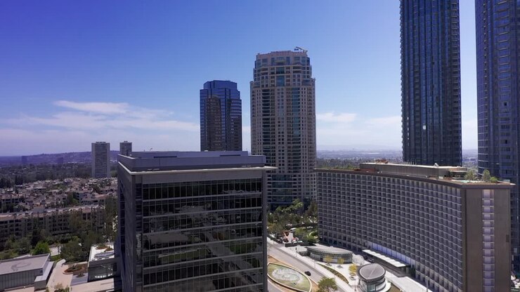 Toma aérea ascendente y con paneo de Century City, California.