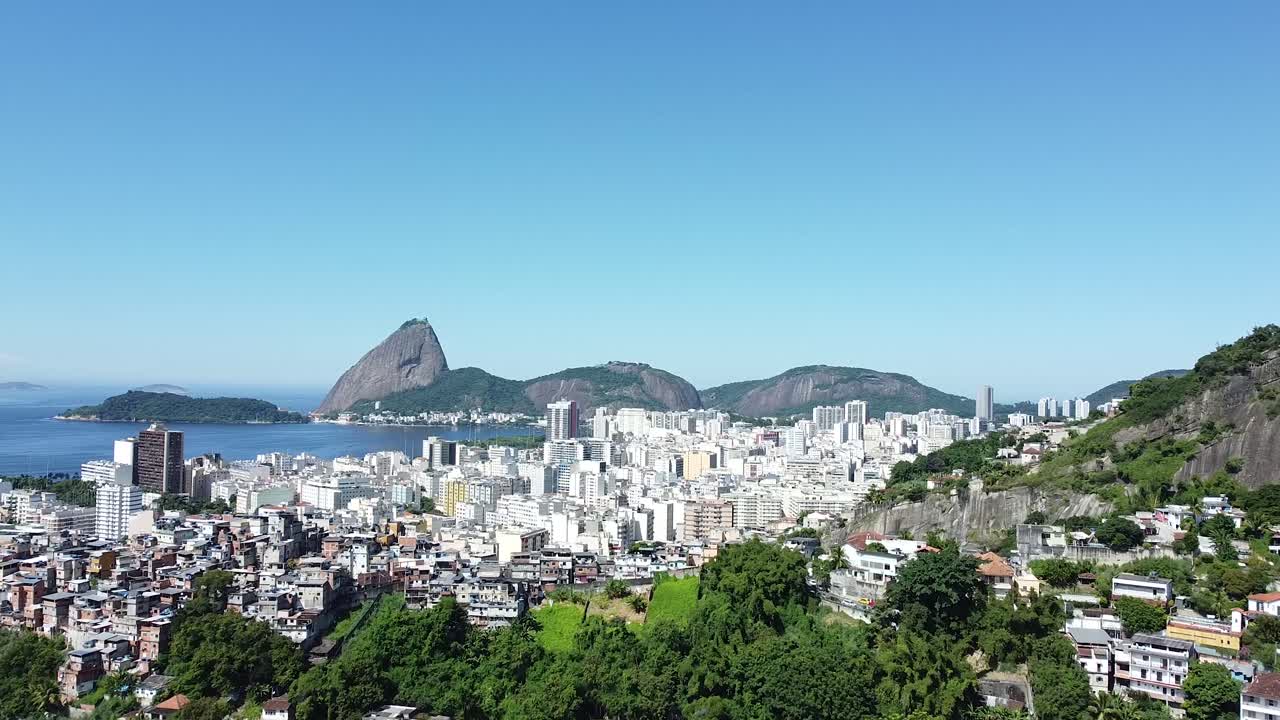 пейзаж рио-де-жанейро - фавела, здания, море и пао-де-акукар на заднем плане - пейзаж дневного света с помощью дрона