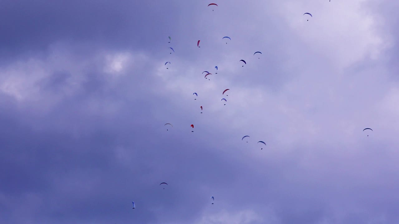 구름 인 하늘 에 대한 패러글라이더 들 의 그룹