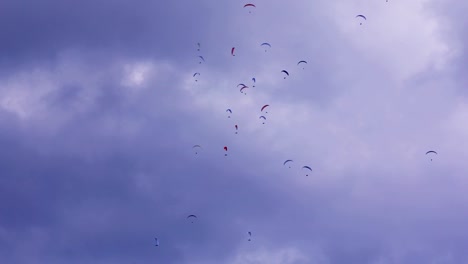 grupo de parapente contra el cielo nublado