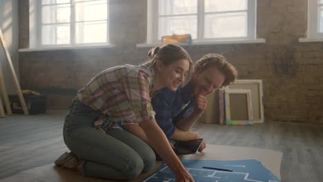 familia feliz buscando un nuevo proyecto de diseño en casa. pareja planeando reparaciones en el interior.