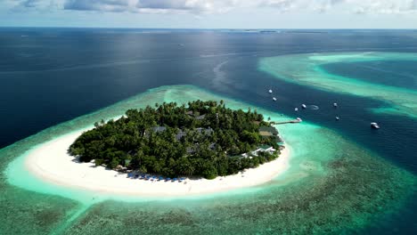 isla paradisíaca tropical - malahini kuda bandos, maldivas: el avión no tripulado gira en sentido contrario a las agujas del reloj desde lejos