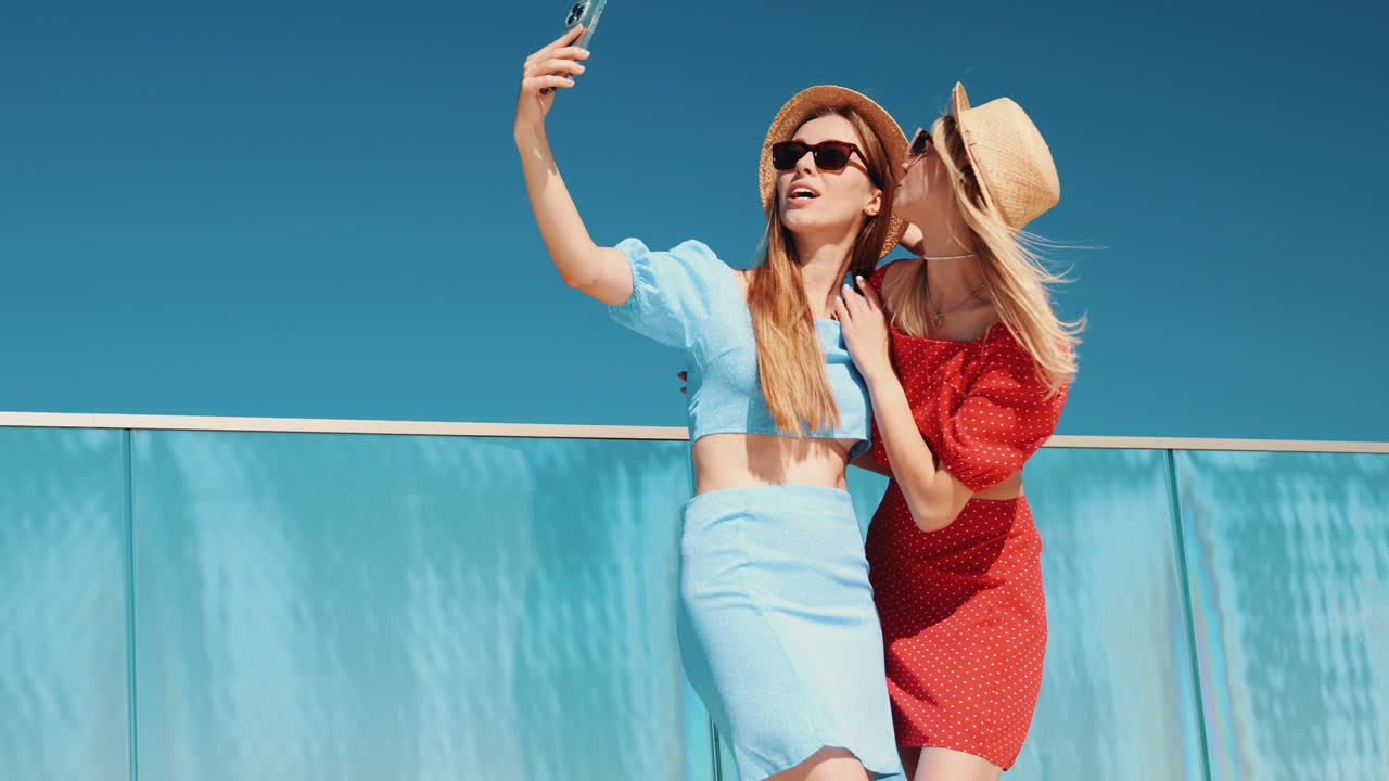 dos amigos tomando una selfie