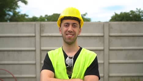 un trabajador de la construcción con un sombrero amarillo parece satisfecho con el resultado de su trabajo - medio de cerca