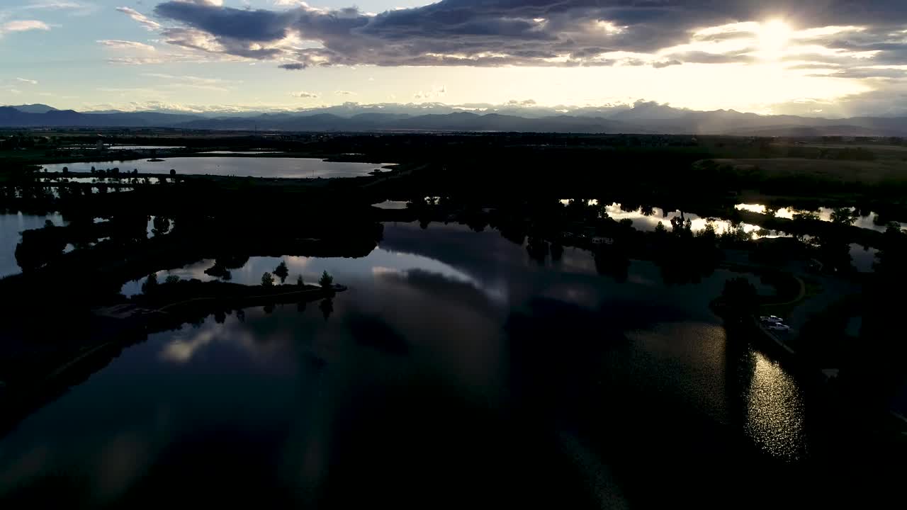 gloriosa puesta de sol de montaña con reflejos en lagos y estanques