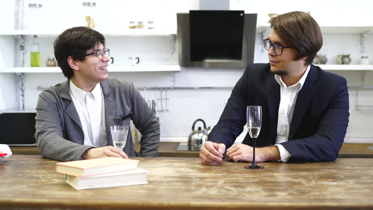 부에서 대화하는 두 사람