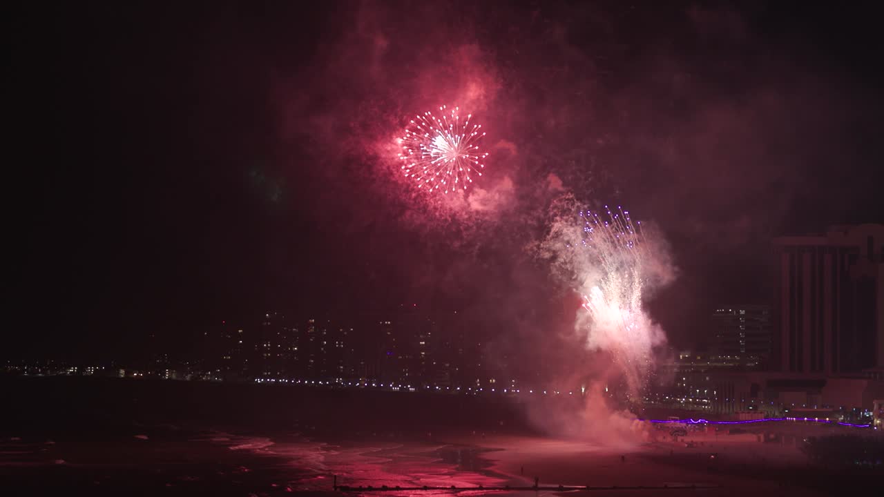 disparo amplio de fuegos artificiales en la playa de atlantic city por la noche