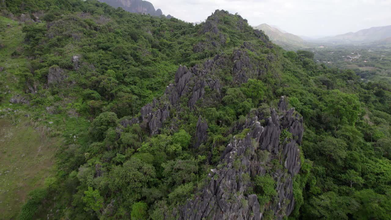 vista aérea de un paisaje de montaña rocosa