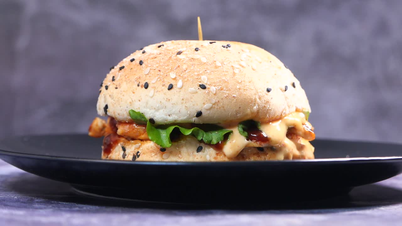 una deliciosa hamburguesa de pollo en un plato