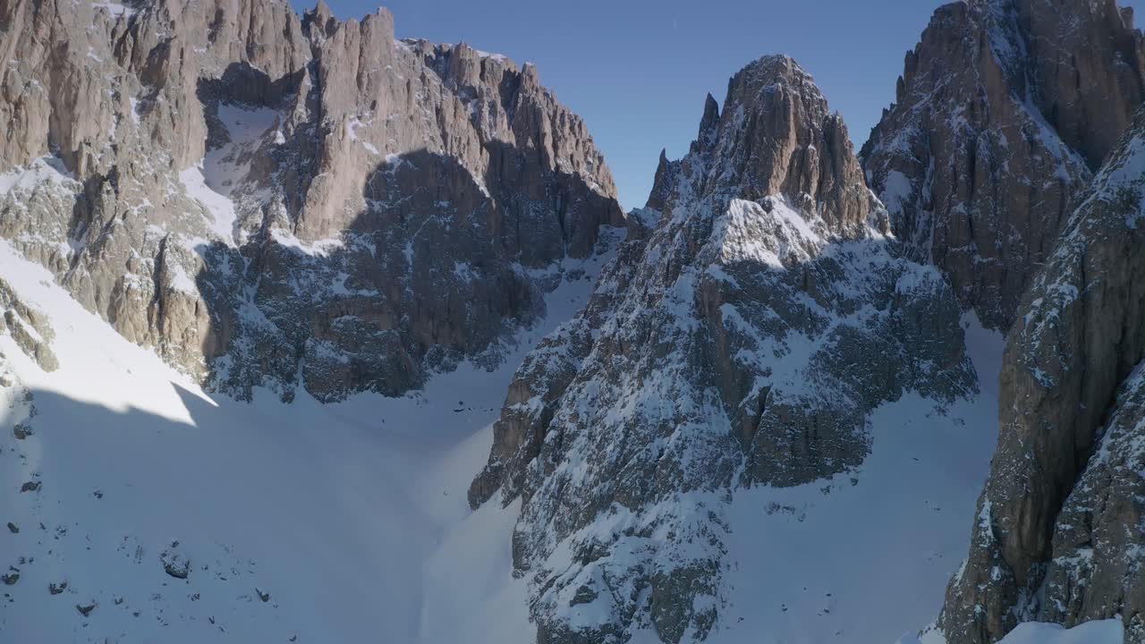 inclinación aérea lenta hacia arriba vista de una montaña cubierta de nieve