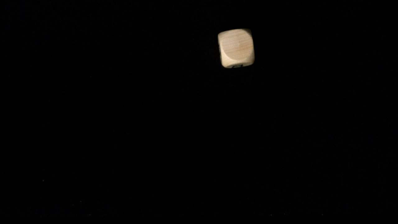 Nastri che si srotolano dai bordi, dando inizio alla caduta e rotazione di cubi, rivelando i caratteri per il logo