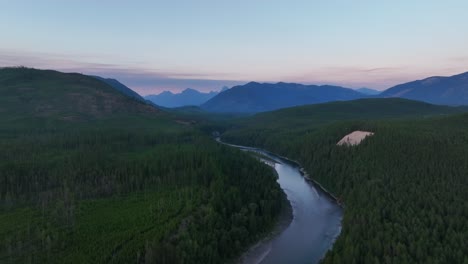 Paisaje-Del-Río-North-Fork-Flathead-Rodeado-De-Exuberante-Vegetación-En-Montana-Durante-La-Puesta-De-Sol---Toma-Aérea-De-Drones