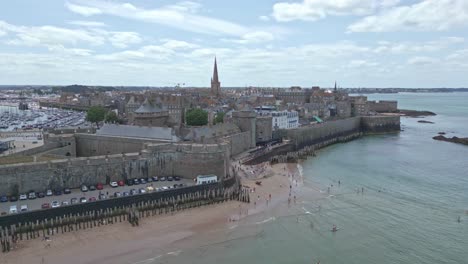 Saint-malo-Intra-Muros-Y-Grand-Be-Island-En-Temporada-De-Verano-En-Francia