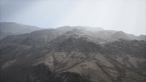 Rayos-De-Sol-Contra-El-Telón-De-Fondo-De-Las-Montañas