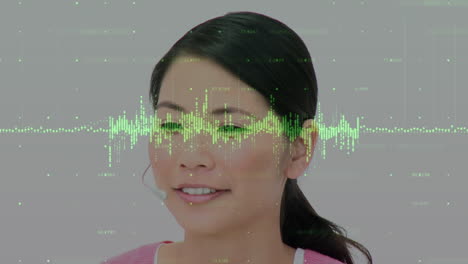 animación de estadísticas y procesamiento de datos sobre una mujer de negocios con auriculares de teléfono