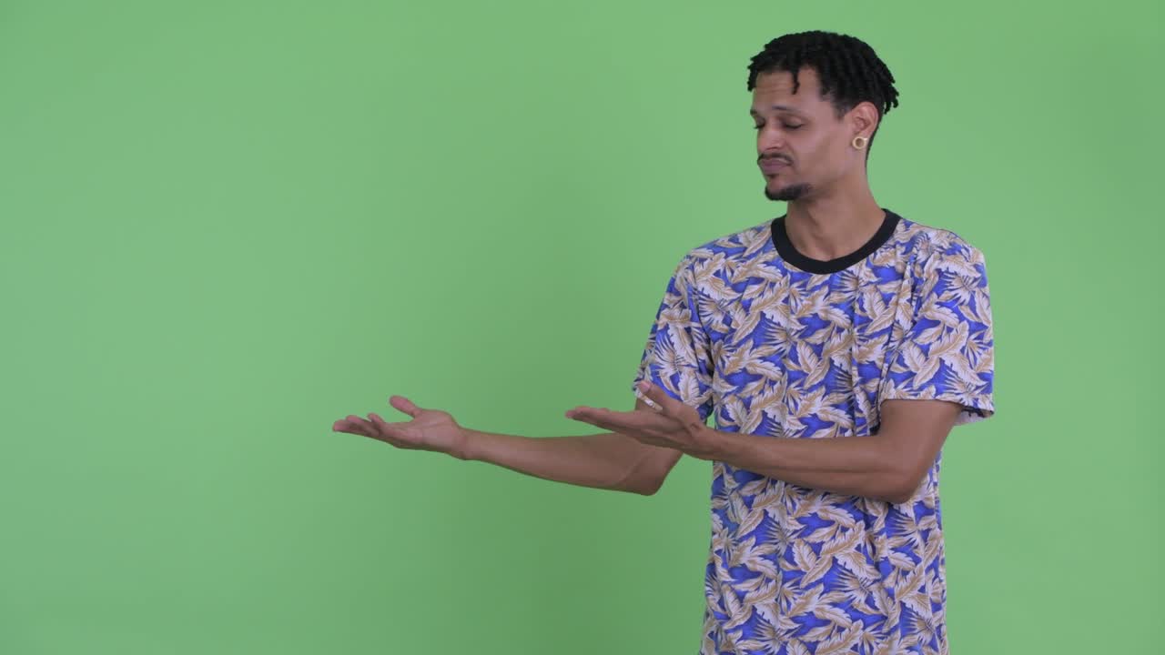 joven y guapo hombre africano con dreadlocks
