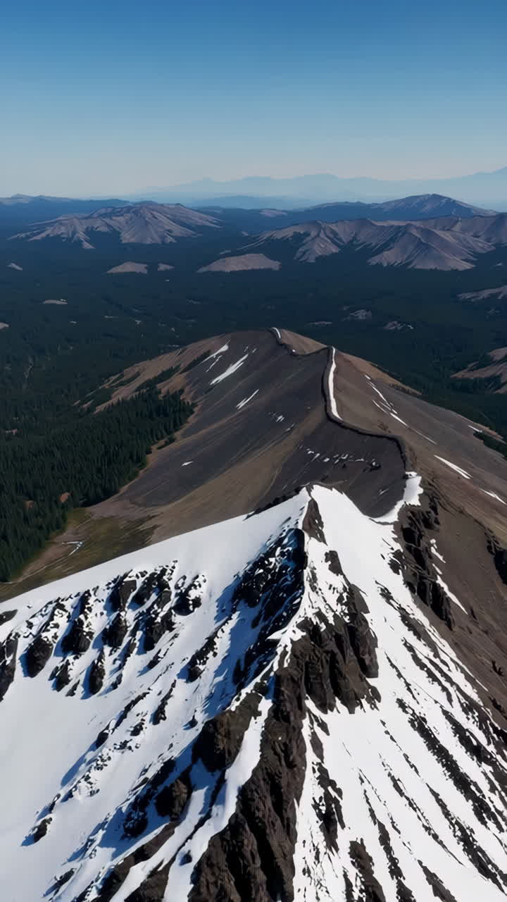 Veduta dall'alto di una cresta montuosa innevata
