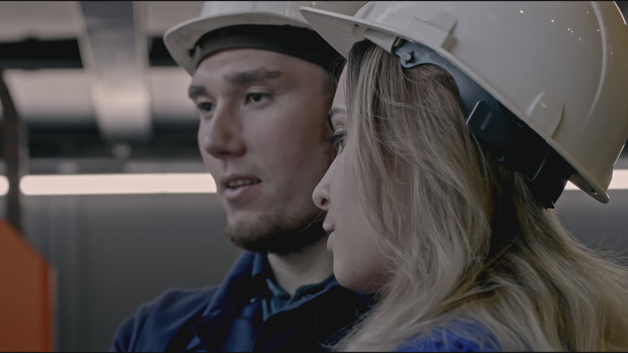 строительные рабочие на совещании