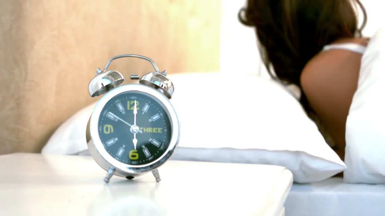 알람에 깨어난 여자