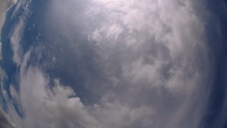 cielo azul y capa de nubes moviéndose en una hermosa tarde soleada