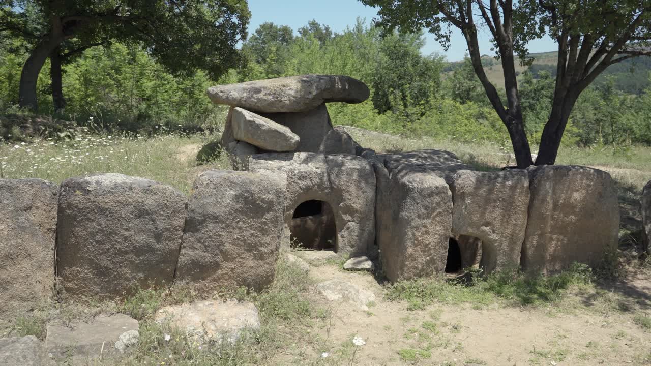 una vista de la histórica tumba megalítica - el dolmen en hlyabovo en topolovgrad, bulgaria