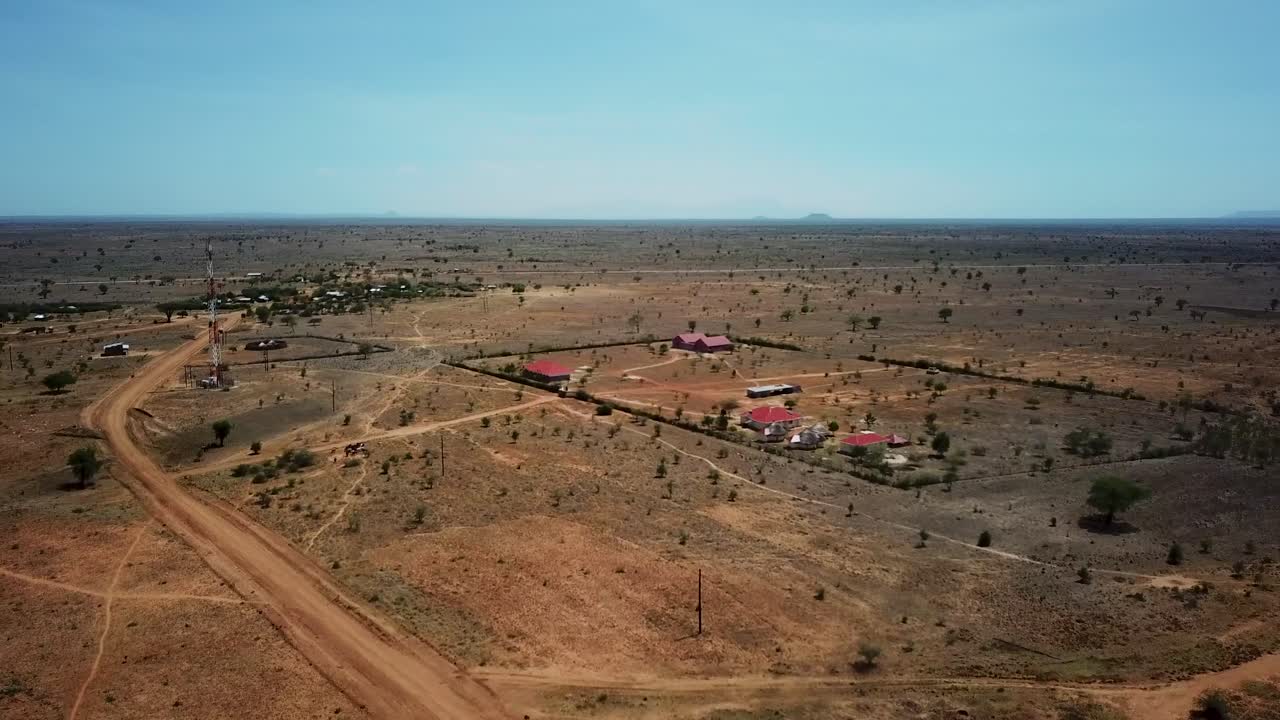 아프리카 우간다의 외딴 지역인 카라모자의 한 마을에 있는 학교의 파노라마 드론 샷