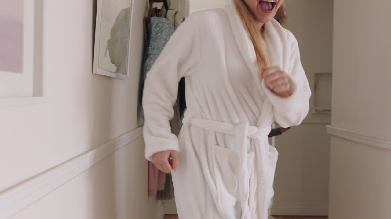 madre y hijo felices juegan a atrapar corriendo por la casa lindo niño pequeño con sombrero de cumpleaños jugando a un juego persiguiendo a su madre disfrutando de un divertido fin de semana juntos 4k footage