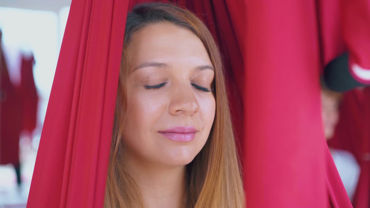 ⁇ 은 머리카락의 여자는 명상하고 정신 건강을 향상시 ⁇ 니다.