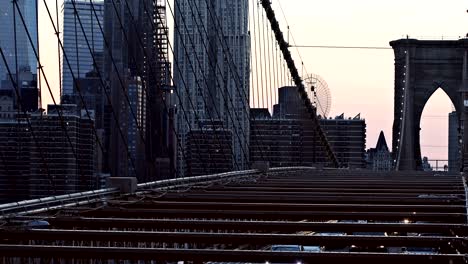 new york city luftansicht über manhattan mit brooklyn bridge verschwommene lichter nachtansicht skyline, abstrakter hintergrund