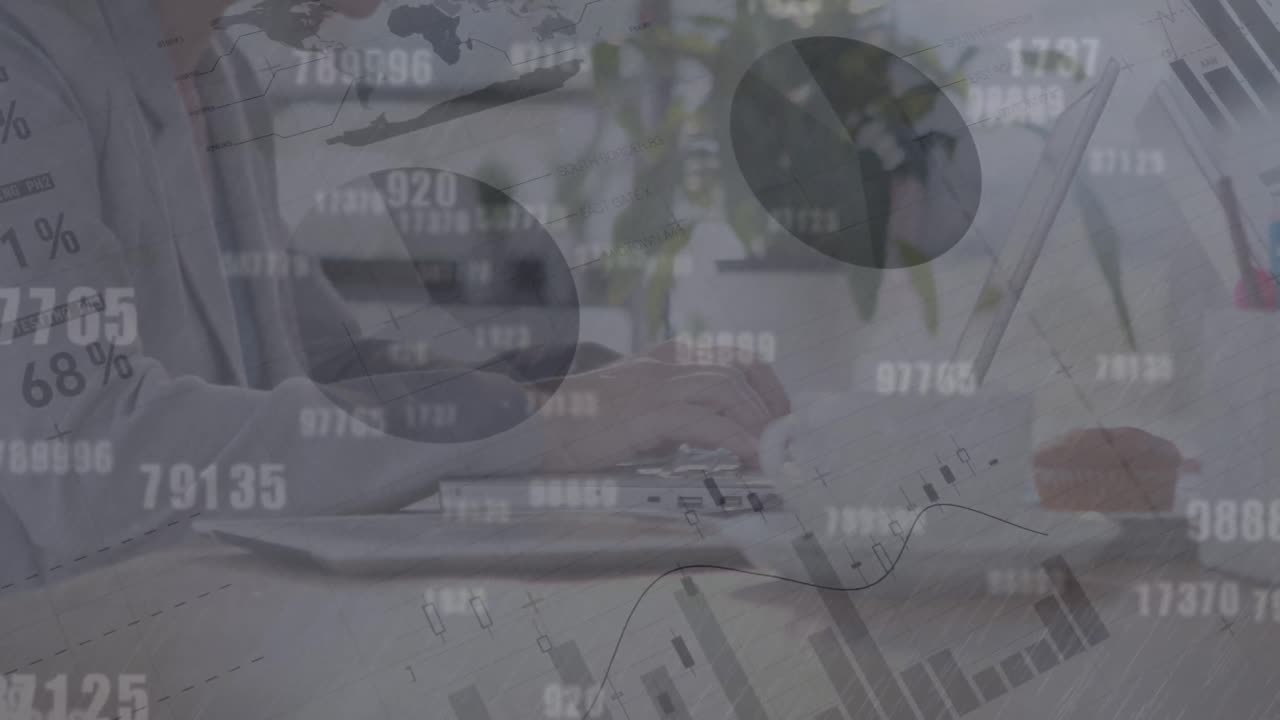 animazione dell'elaborazione dei dati finanziari su una persona che utilizza un portatile