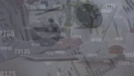 animación del procesamiento de datos financieros sobre una persona que utiliza una computadora portátil