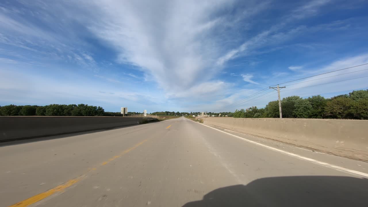 시골 아이오와에서 포장된 도로를 운전하는 동안 시점 영상