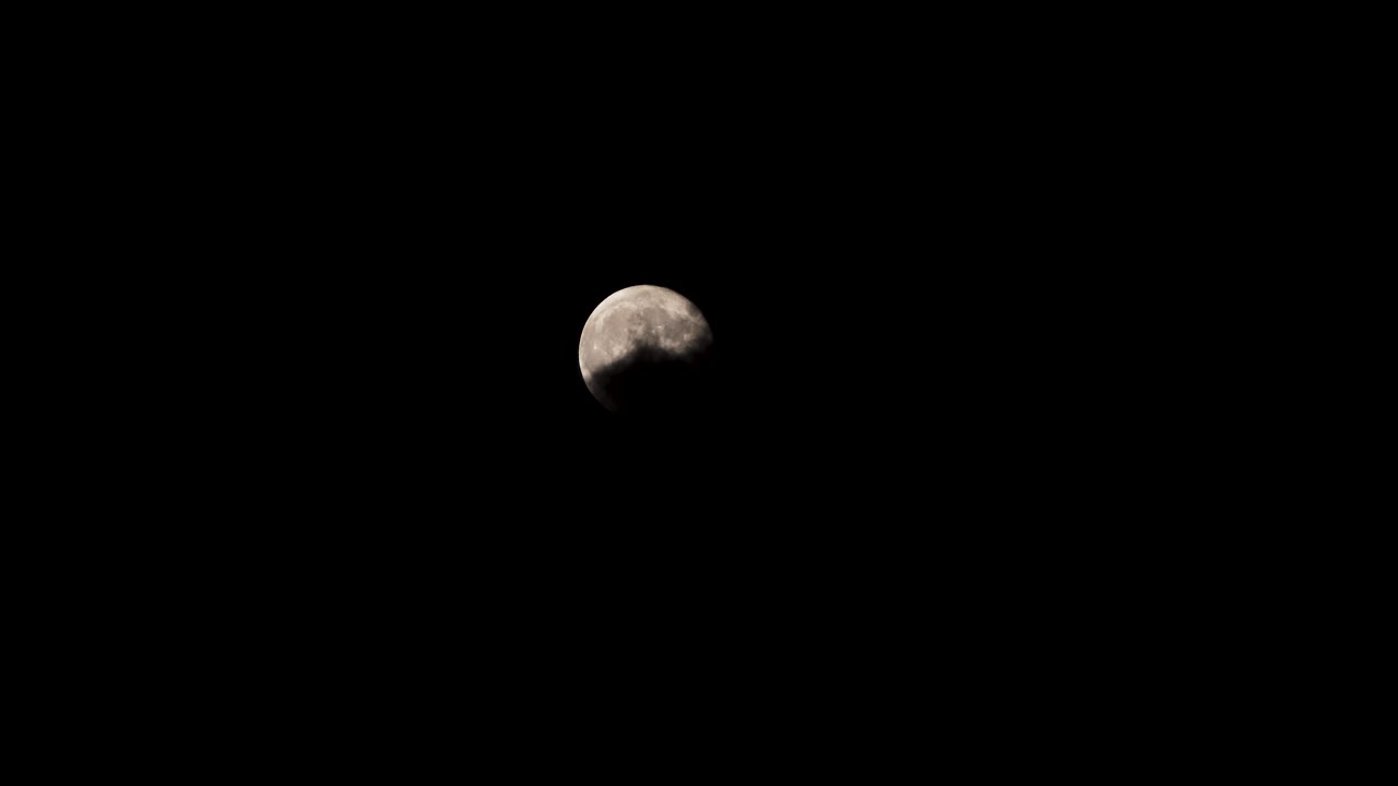 Nuvens Escuras Ameaçadoras Passando Sobre a Lua no Céu Noturno
