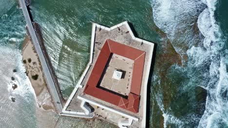 vista aérea de pájaro en la parte superior del drone del histórico fuerte reis magos en forma de estrella construido sobre un arrecife con olas rompiendo contra las paredes blancas en la ciudad capital de la playa de natal en río grande do norte, brasil