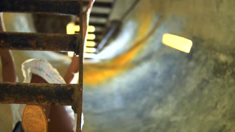 Chica-Exploradora-En-Cámara-Lenta-Con-Vestido-Blanco-Subiendo-Escaleras-De-Caracol