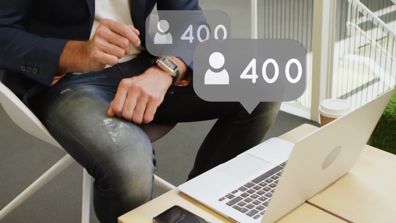 animación de iconos emoji y números sobre el hombre usando smartwatch y portátil