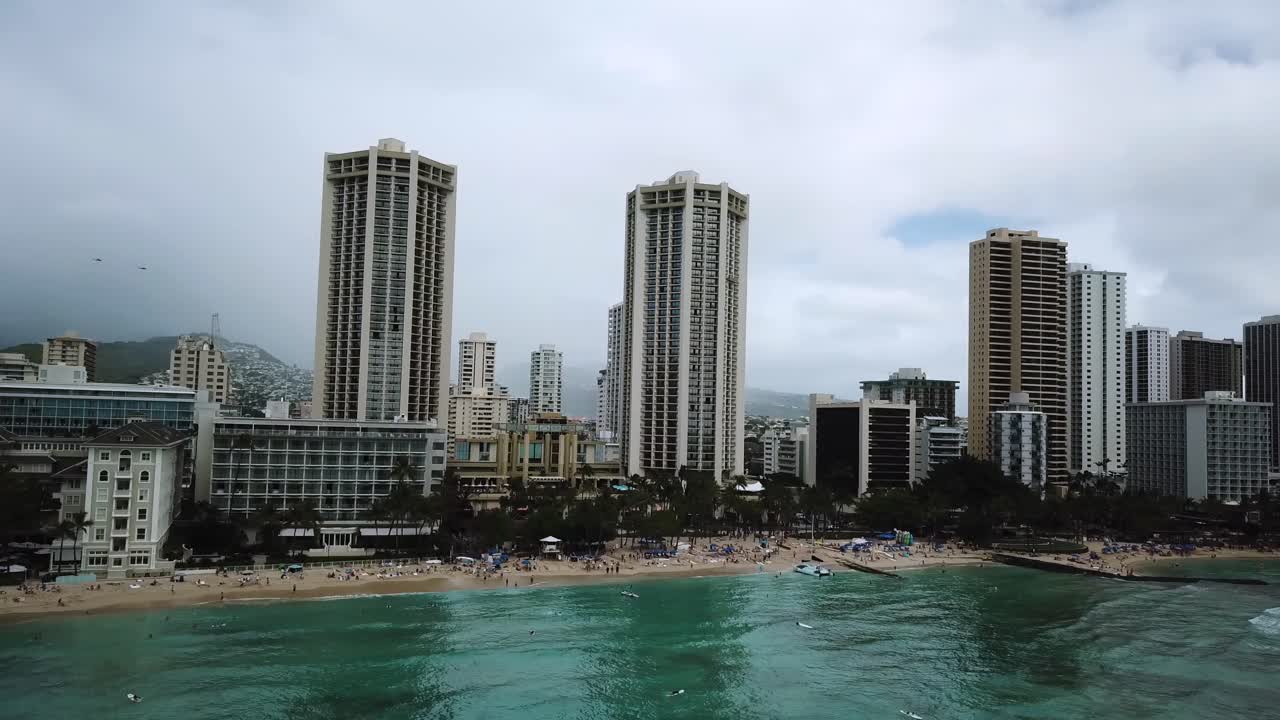 Famosa destinazione turistica Waikiki Beach a Oahu, Hawaii, ripresa aerea con drone