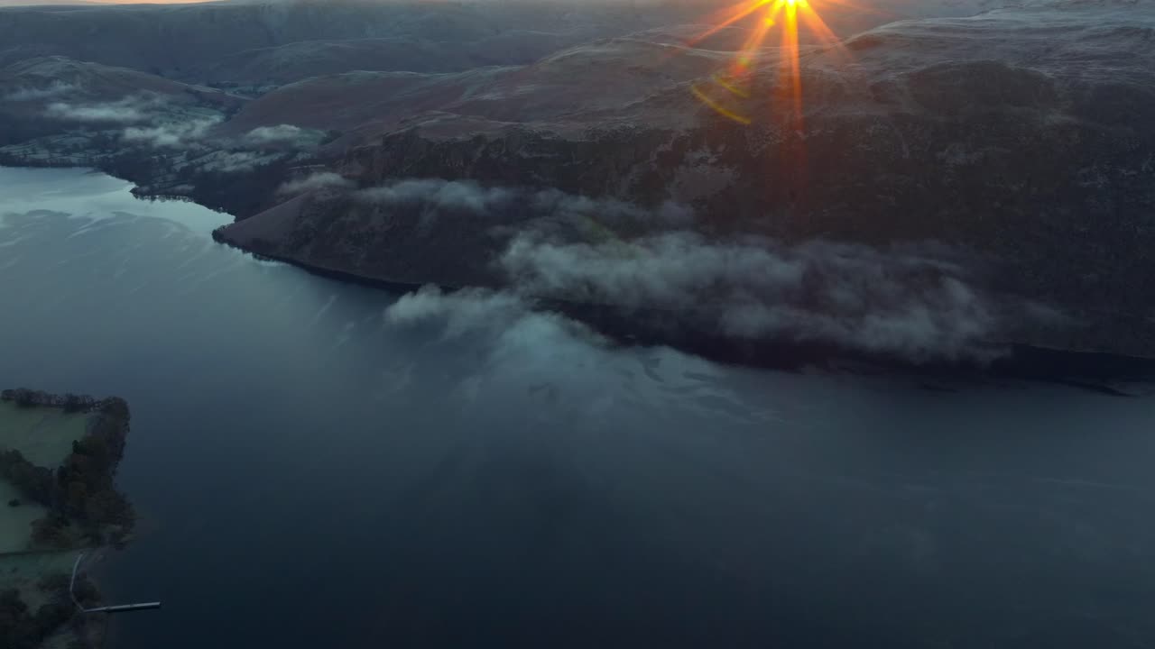 volando alto sobre el lago oscuro hacia la llamarada del sol naciente de otoño