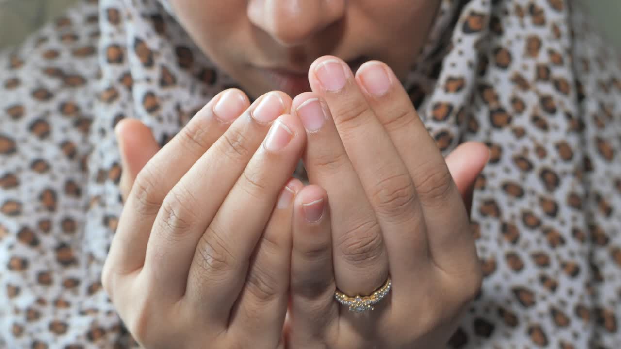 primer plano de mujeres musulmanas orando con la mano en el ramadán