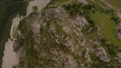 Toma-Aérea-De-Speedramp-De-La-Cruz-De-La-Cumbre-En-Los-Alpes-Suizos