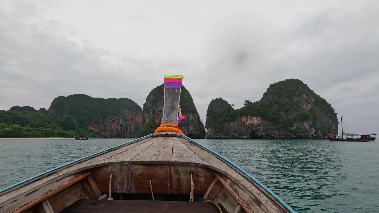 크라비의 석회암 절벽을 가로질러 경치 좋은 보트 타기
