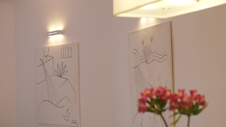 Arte bella e moderna su una parete bianca in una galleria.