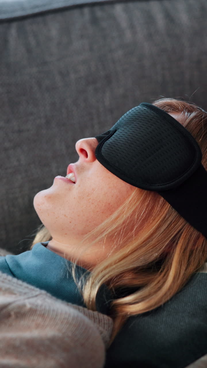 Kvinde slapper af med en sovemaske
