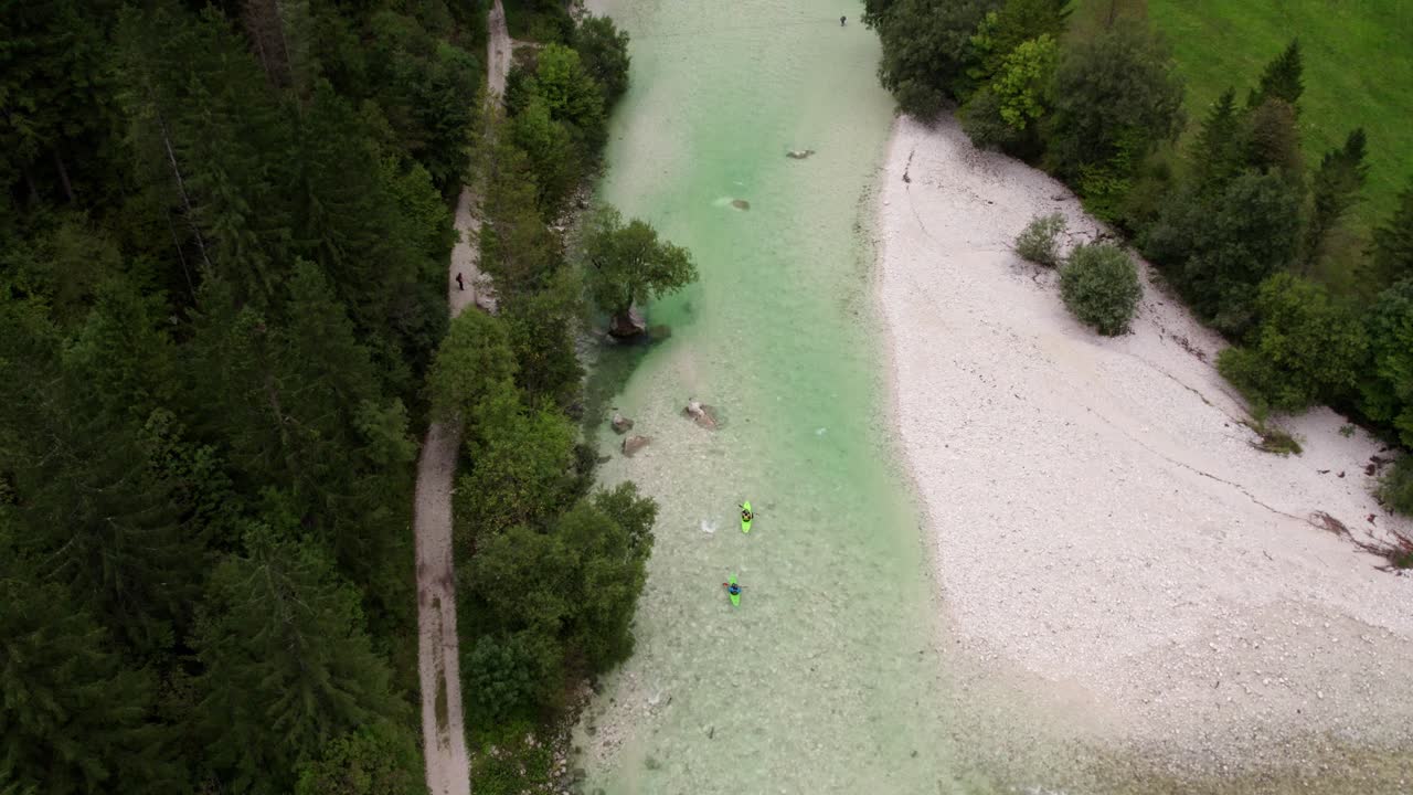 Spływ kajakowy rzeką Soca w dolinie Bovec