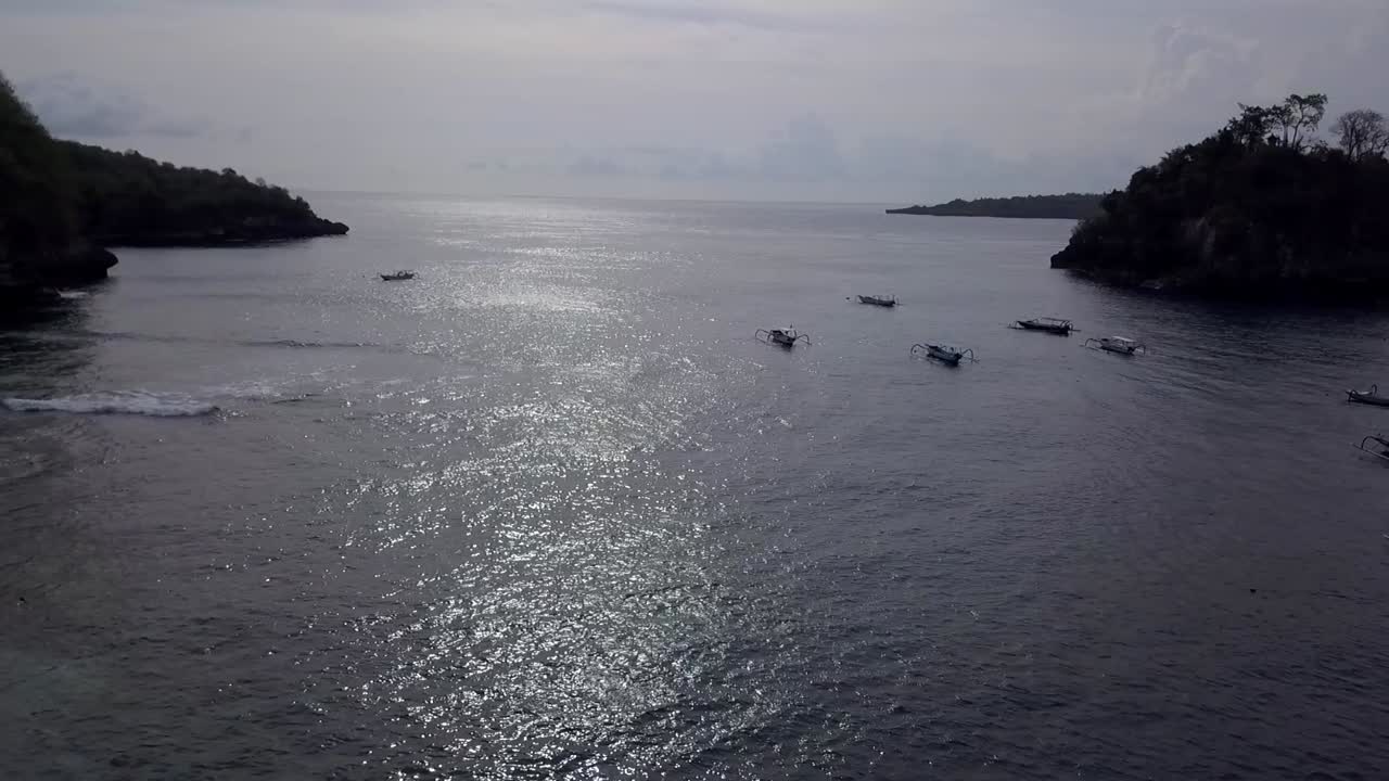 impresionante vista aérea panorama de vuelo descripción general disparo con drone nusa penida es un lugar increíble para visitar en indonesia los ojos de los viajeros tienen una vista increíble paisaje natural cinematográfico de philipp marnitz