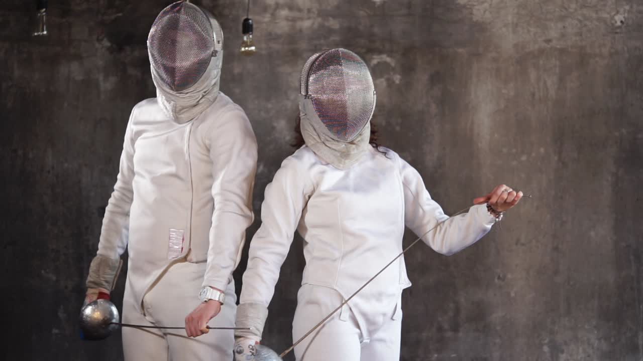 Two fencers in action