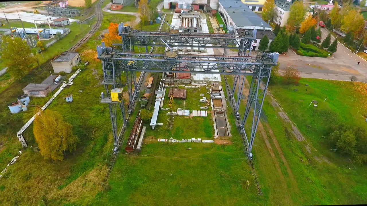 vista superior grúa industrial en el área de la ciudad industrial. vista del cielo grúa industrial