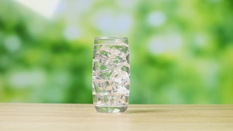 un vaso de agua con hielo