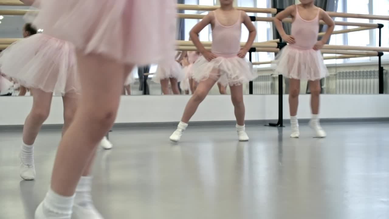 chicas saltando en la clase de ballet