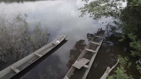 Wooden-Boat-Abandoned-In-The-Tranquil-Lakeshore-In-The-Amazon-Rainforest-Of-Colombia